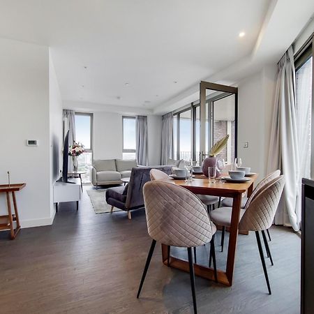 Deluxe Three Bedroom Apartment By London Excel Stays エクステリア 写真