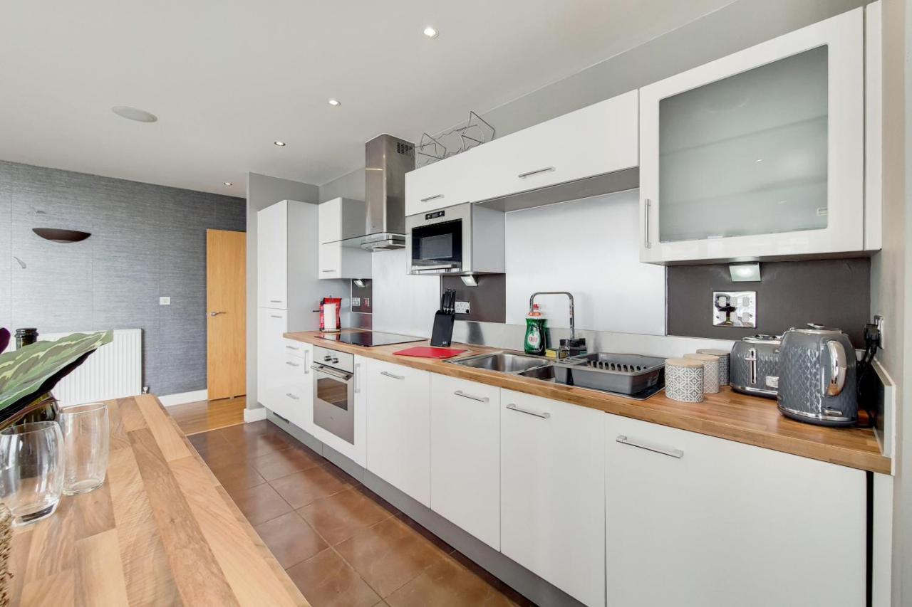 Deluxe Three Bedroom Apartment By London Excel Stays エクステリア 写真