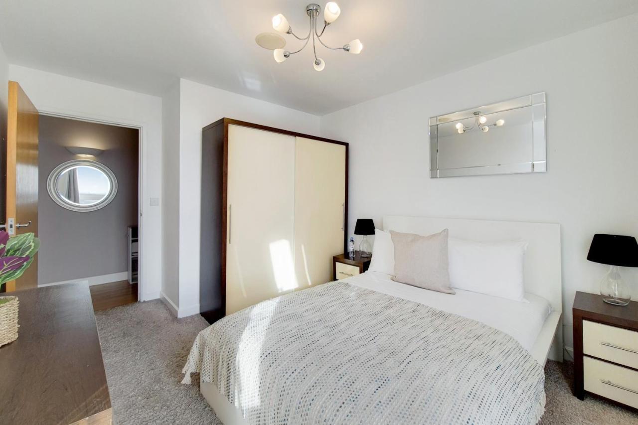 Deluxe Three Bedroom Apartment By London Excel Stays エクステリア 写真