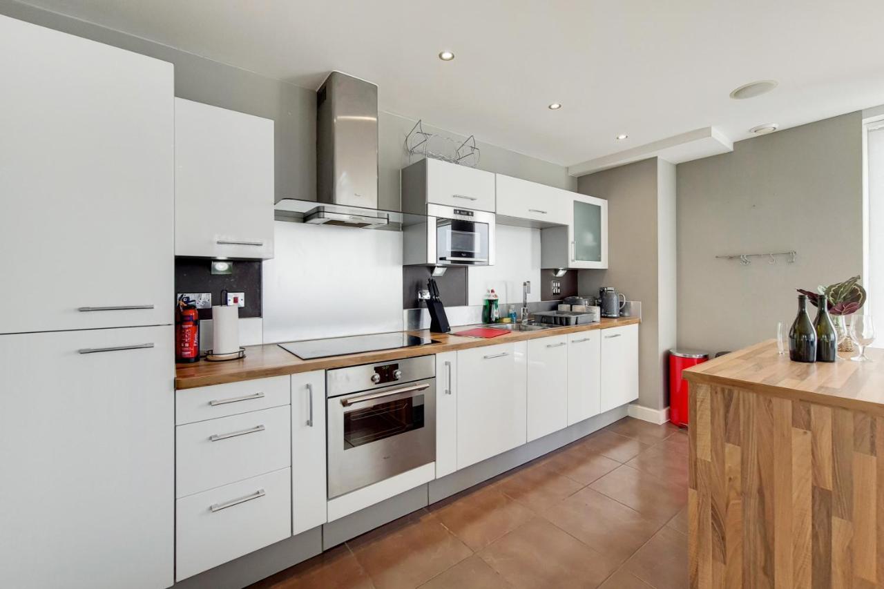 Deluxe Three Bedroom Apartment By London Excel Stays エクステリア 写真