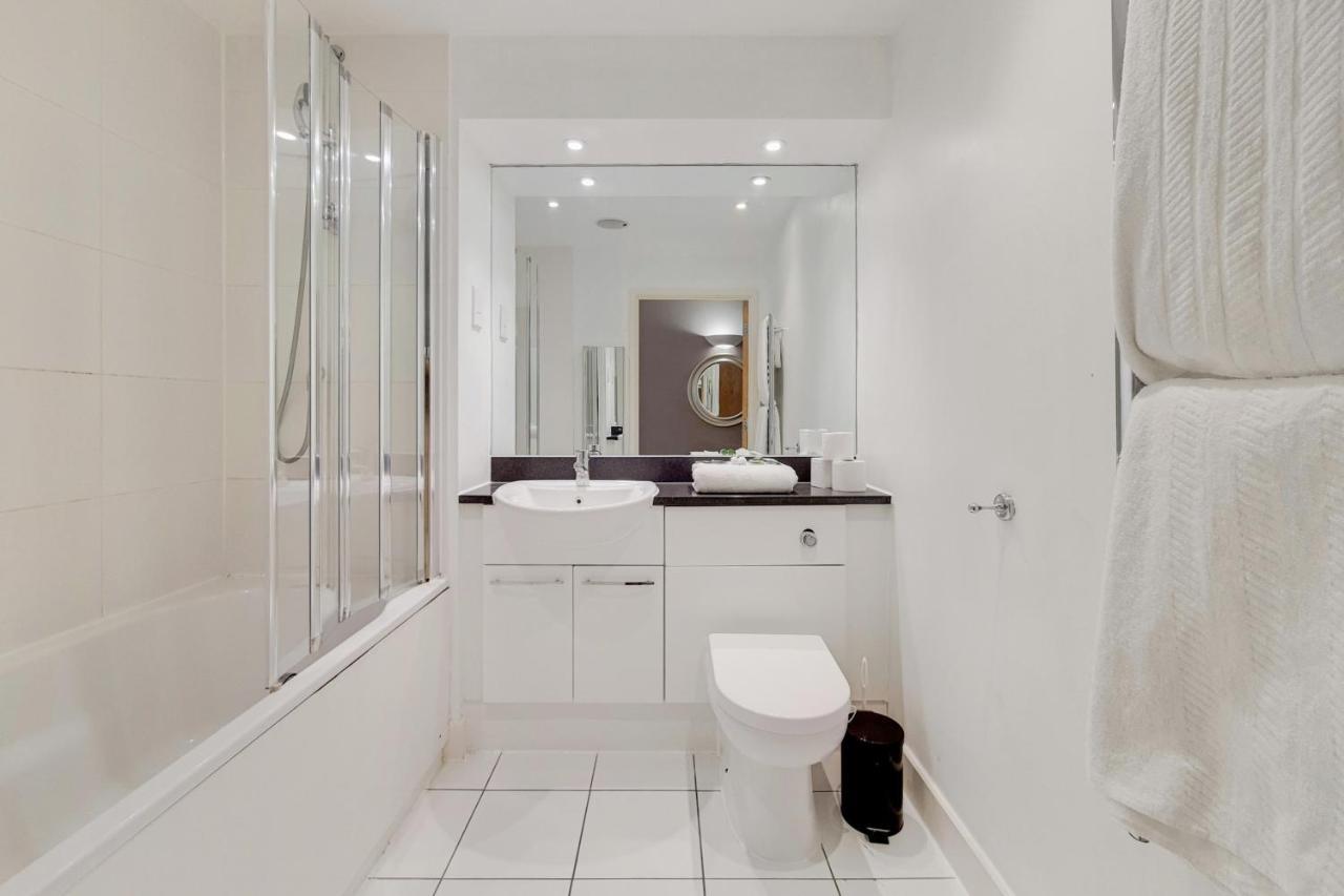 Deluxe Three Bedroom Apartment By London Excel Stays エクステリア 写真