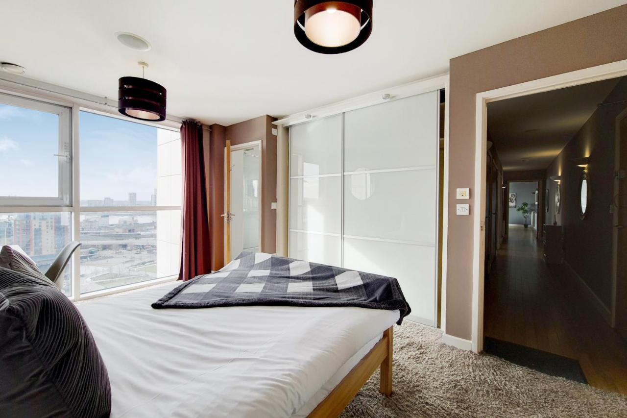 Deluxe Three Bedroom Apartment By London Excel Stays エクステリア 写真