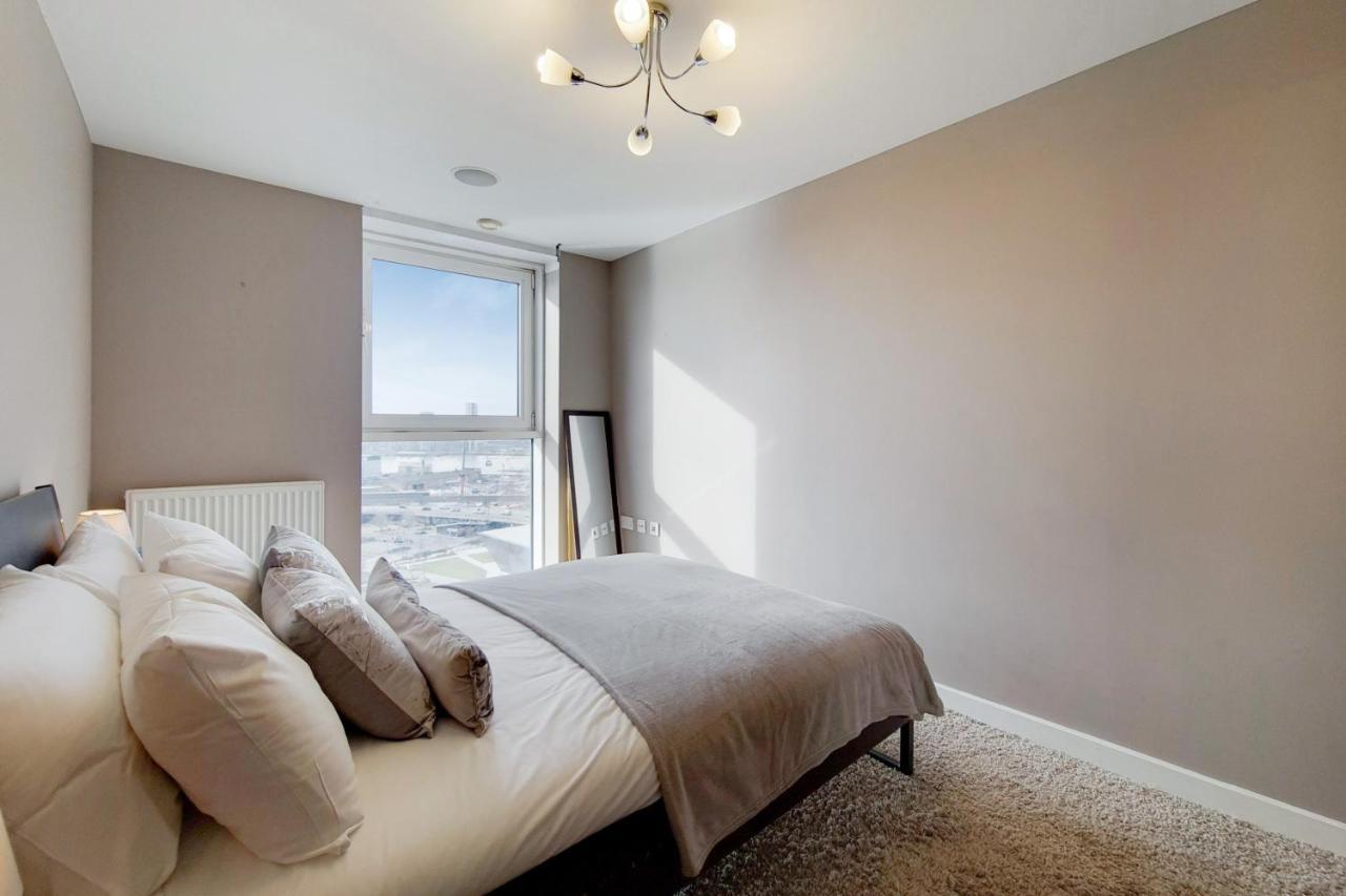 Deluxe Three Bedroom Apartment By London Excel Stays エクステリア 写真