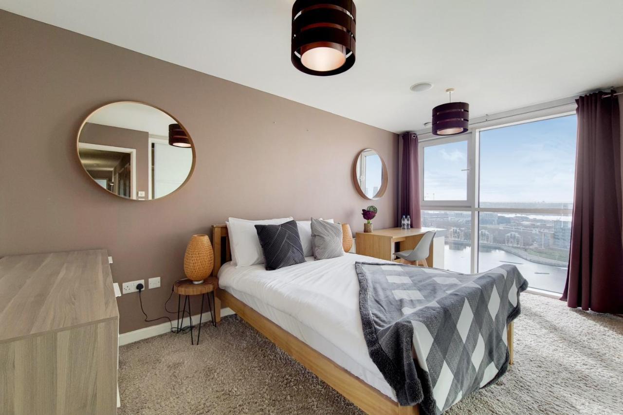 Deluxe Three Bedroom Apartment By London Excel Stays エクステリア 写真