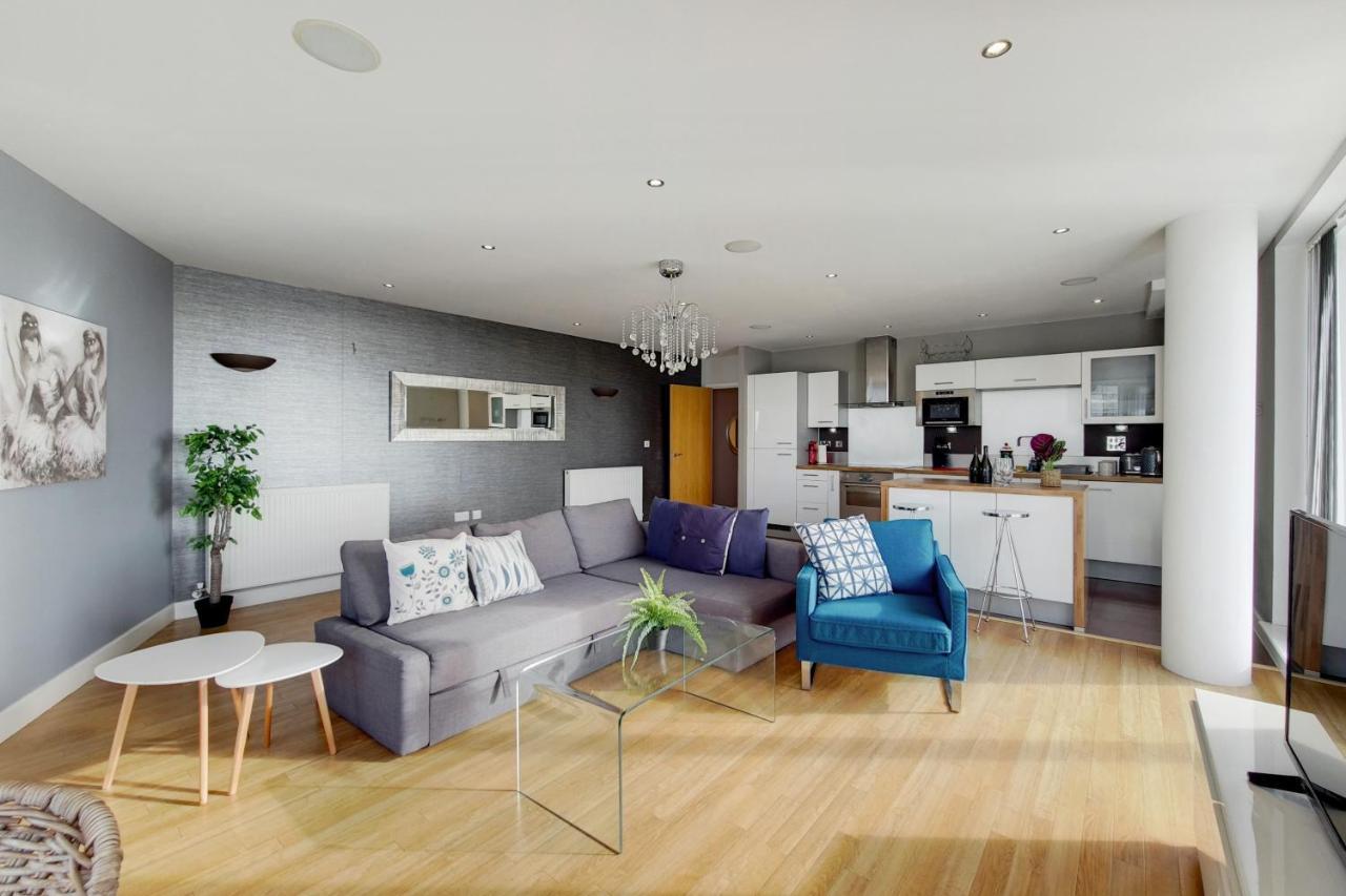 Deluxe Three Bedroom Apartment By London Excel Stays エクステリア 写真