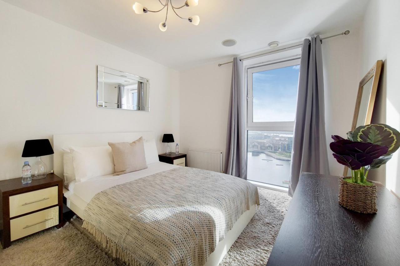 Deluxe Three Bedroom Apartment By London Excel Stays エクステリア 写真