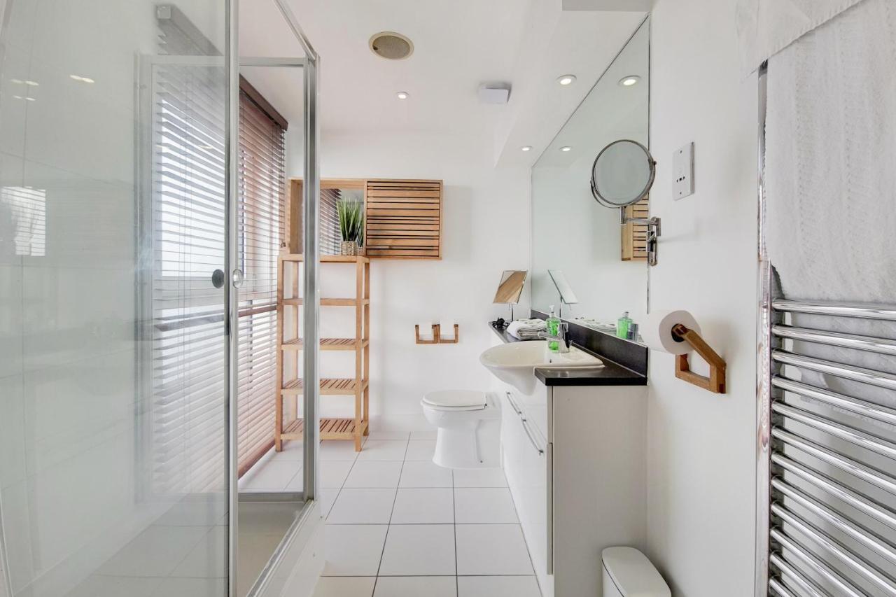 Deluxe Three Bedroom Apartment By London Excel Stays エクステリア 写真