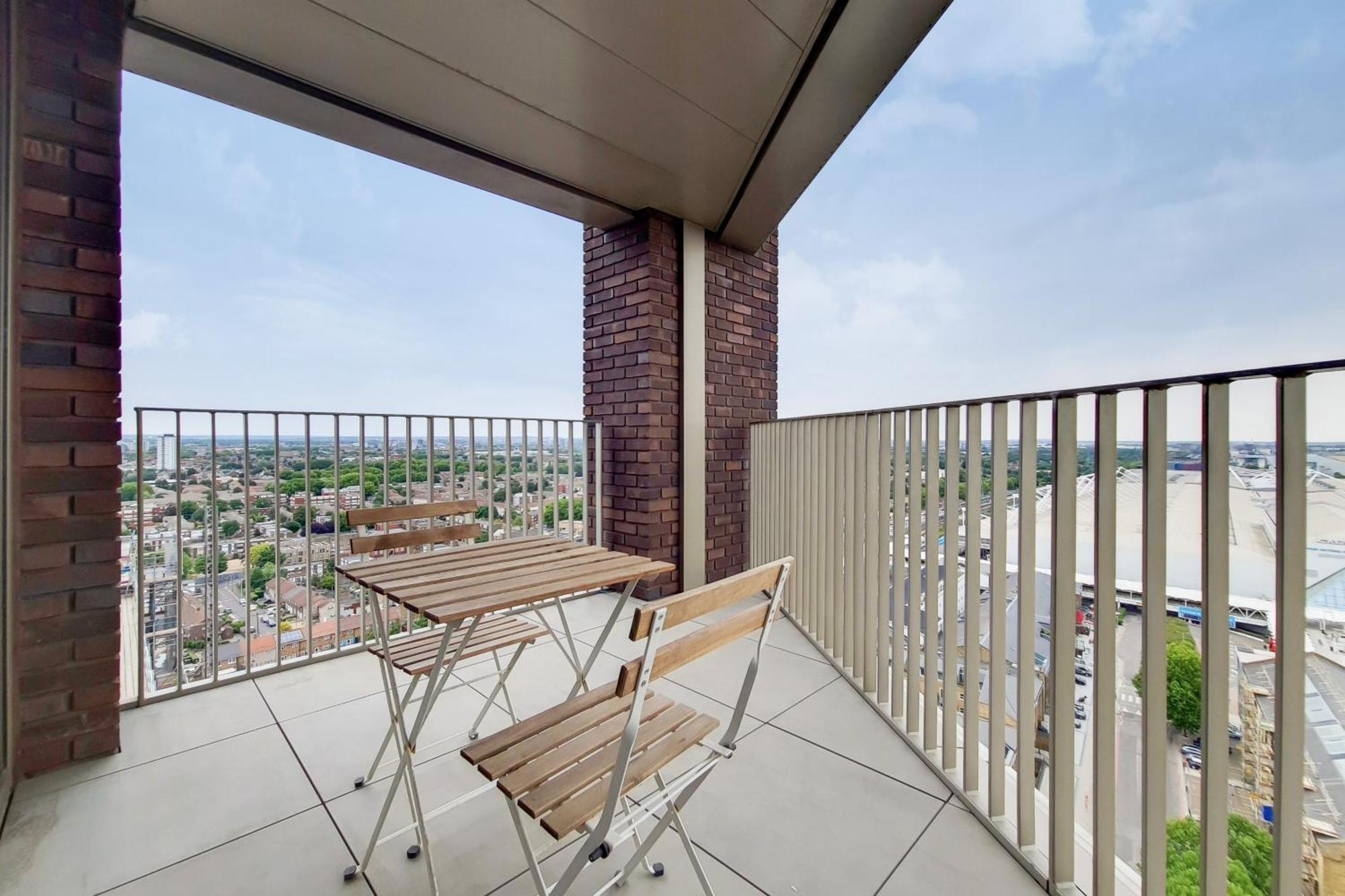 Deluxe Three Bedroom Apartment By London Excel Stays エクステリア 写真